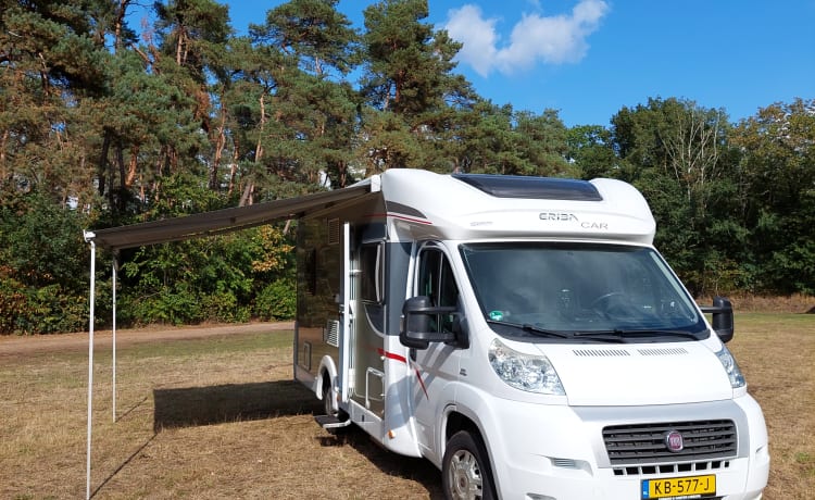 Cozy – Vrij als een vogel op reis met een 4 pers. Eriba Hymer camper uit 2012