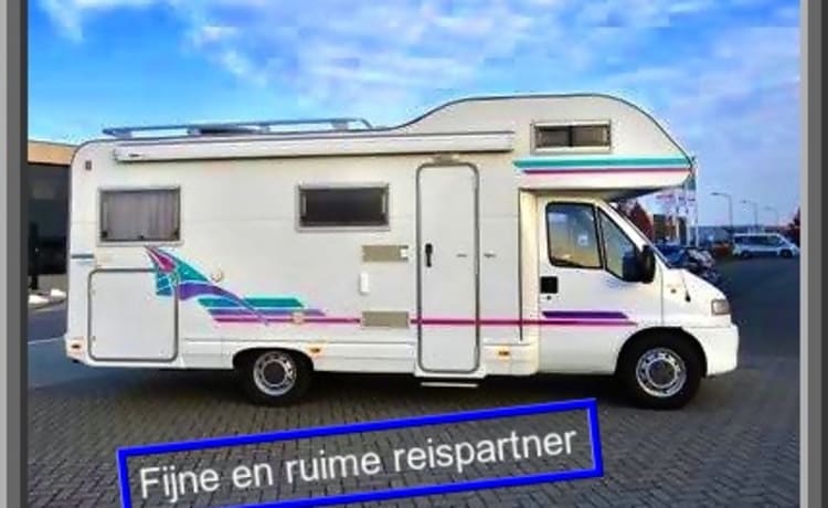 Tante Adria – Joli et spacieux camping-car Adria (6 pers.) avec garage, lit fixe et inventaire !