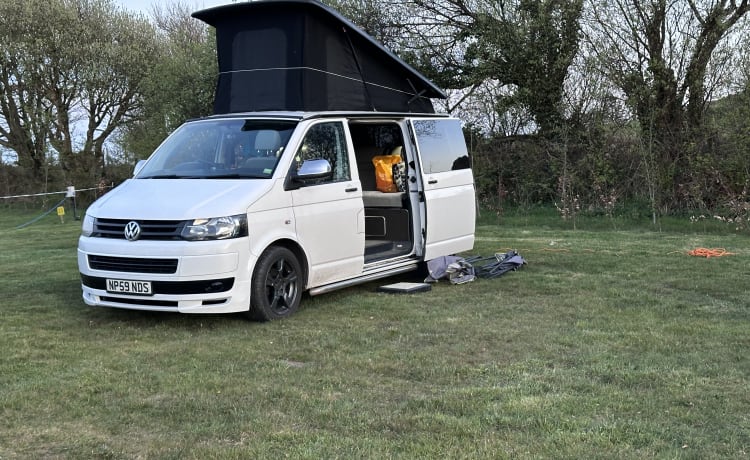 Flo! – Flo est notre camping-car Volkswagen Transporter 5.1 amusant et confortable à 4 places 