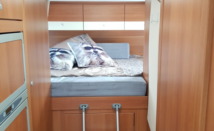 Luxury 6-person camper for rent {OFFER}