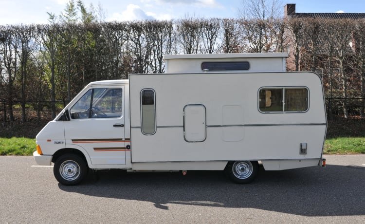 3p Renault Rapido integrated retro camper