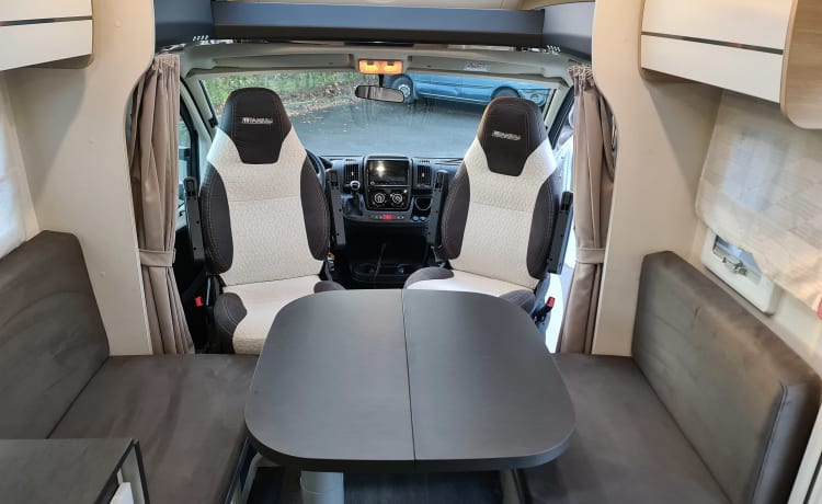 L199VP – Chausson 777GA  Automaat Titanium VIP zeer luxe , km vrij!