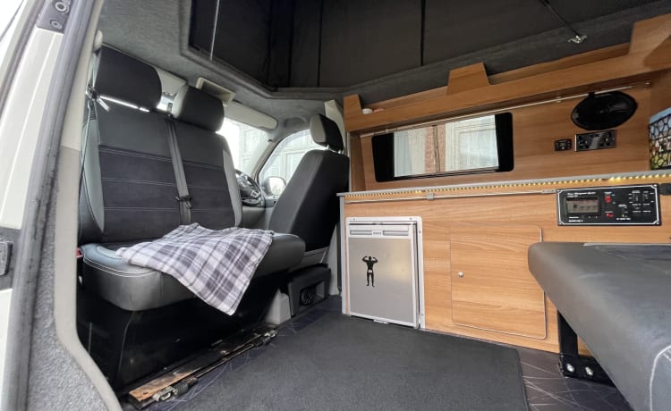 Earle – EARLE - VW T5 Campervan (4 slaapplaatsen)