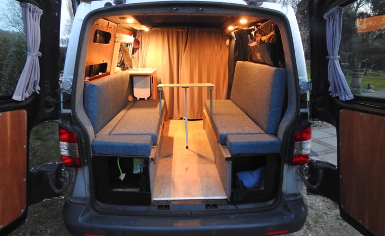 VW T5 2012 Unique layout, wide and comfortable bed (205x150cm)