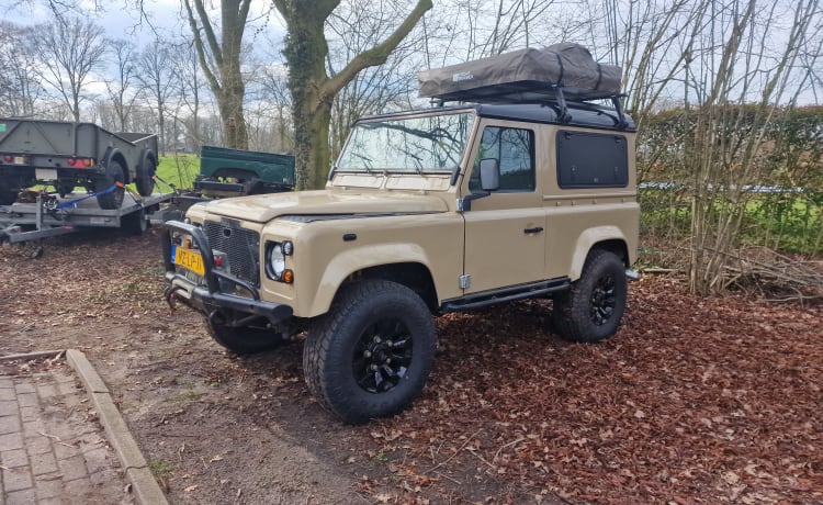 Boelo – Defender 90 300 TDI with roof tent and awning