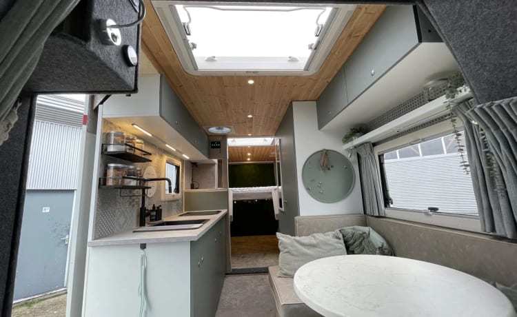 Camping-car hors réseau avec terrasse