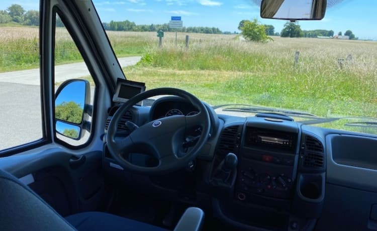 Beau camping-car familial Hymer à louer avec 6 places ceinturées