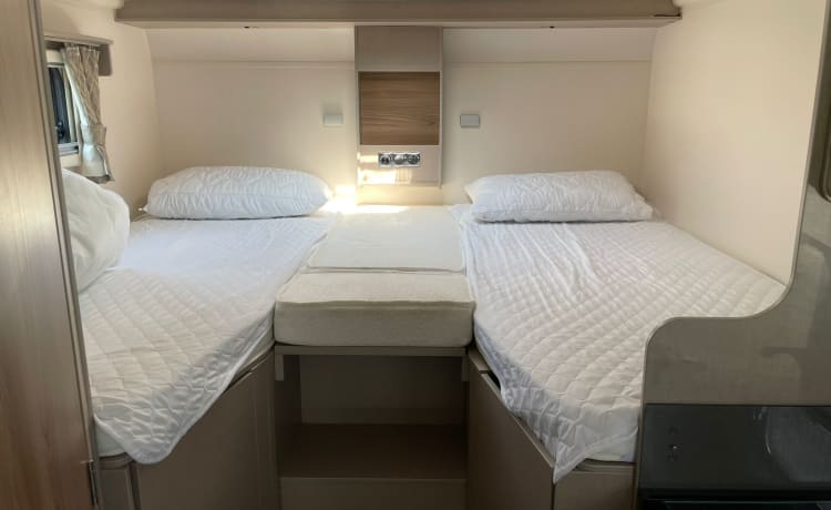 Swift Edge 476 con 6 posti letto del 2022