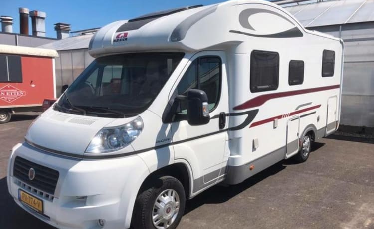 Beautiful spacious 5 p Adria semi-integrated