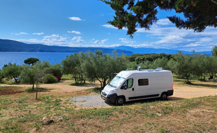 Peu – Joli camping-car auto-construit hors réseau