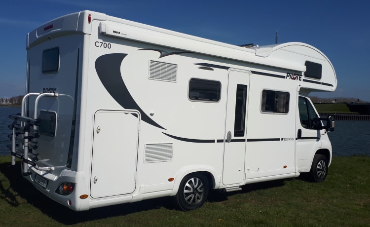 Camper 2 – Spacious and luxurious Pilote 6-person family camper with Playstation and LED TV!