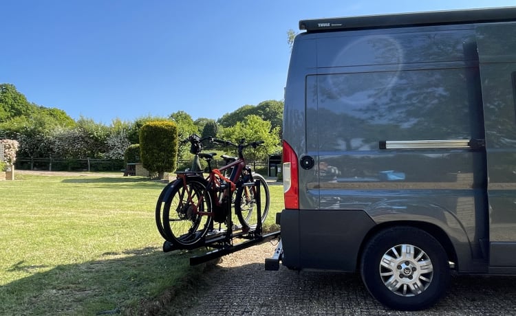 Beau camping-car autosuffisant, 2 couchages et porte-vélos