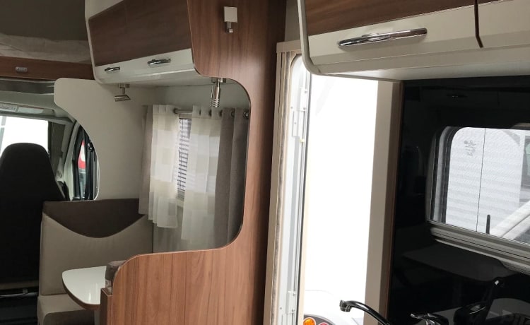 Camper 2 – Spacious and luxurious Pilote 6-person family camper with Playstation and LED TV!