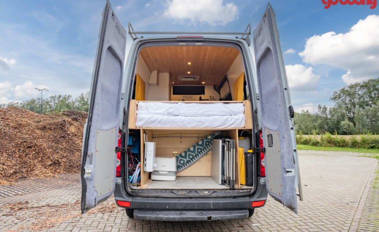 Keesie – Volkswagen Crafter Off-Grid Bus Camper mit Dachterrasse