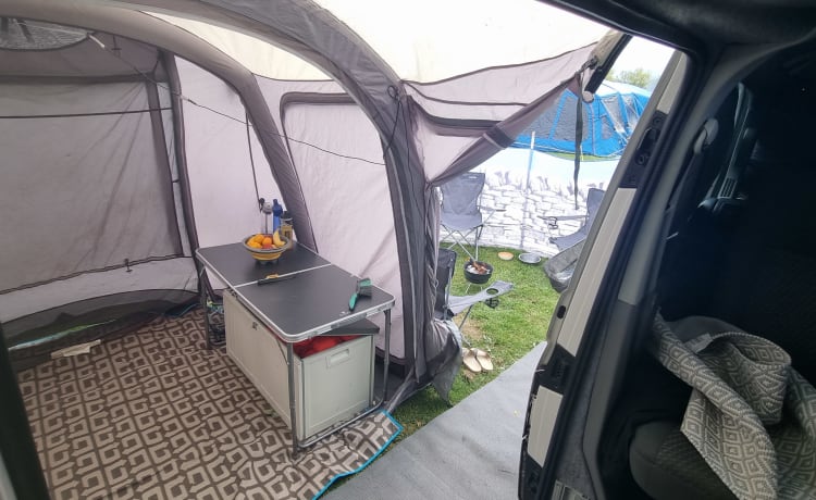 Dora – Camper VW moderno ed elegante appena convertito