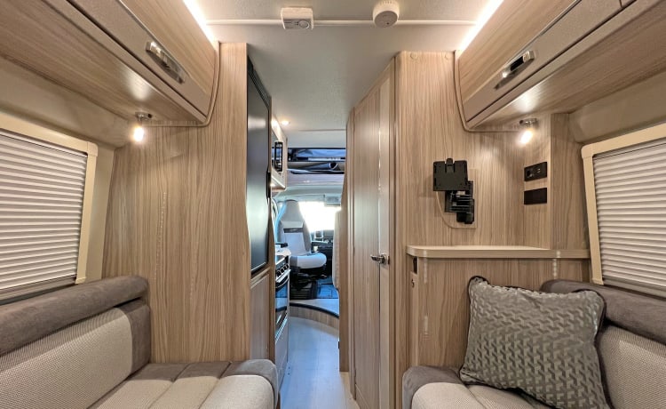 Betty George – Elddis 4 posti letto camper automatico 2024