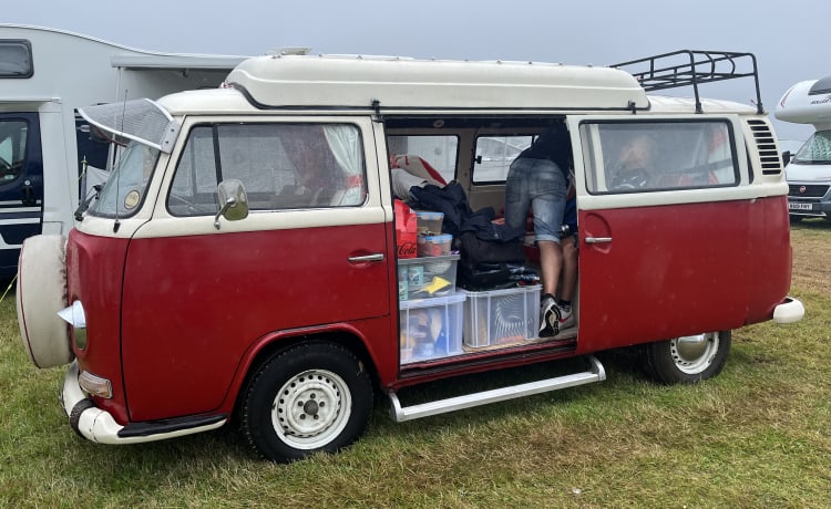 Ruby Tuesday  – Volkswagen Campervan mit 4 Schlafplätzen plus Rundzelt mit 4 Schlafplätzen 