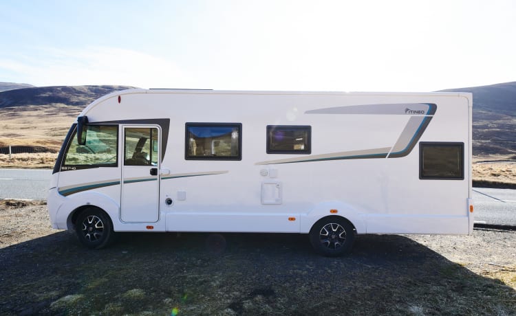 Spacious integral camper for 5 people