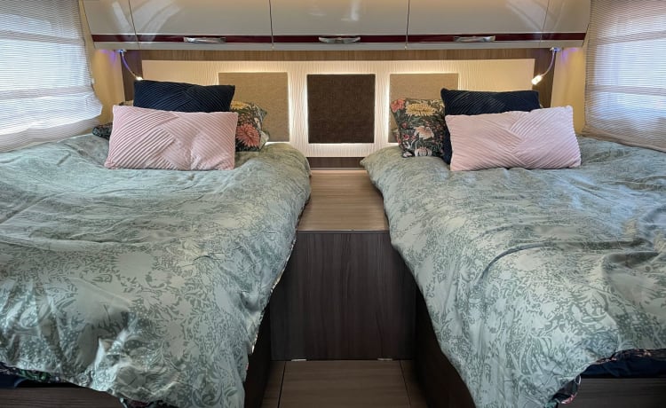 4p 2018 McLouis 473g Carat semi-integrated with pull-down bed
