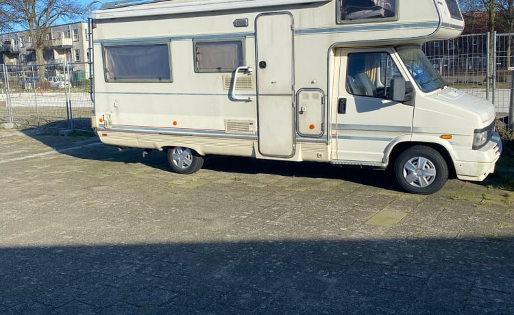 Spacious camper 5 people with 3 bicycle carriers