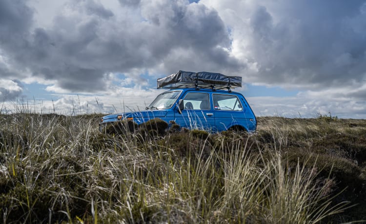 Pjotr – Lada Niva 4x4 with roof tent