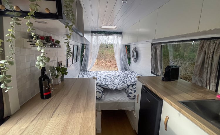 Orange – VW Crafter, camping-car hors réseau très spacieux, luxueux et confortable.