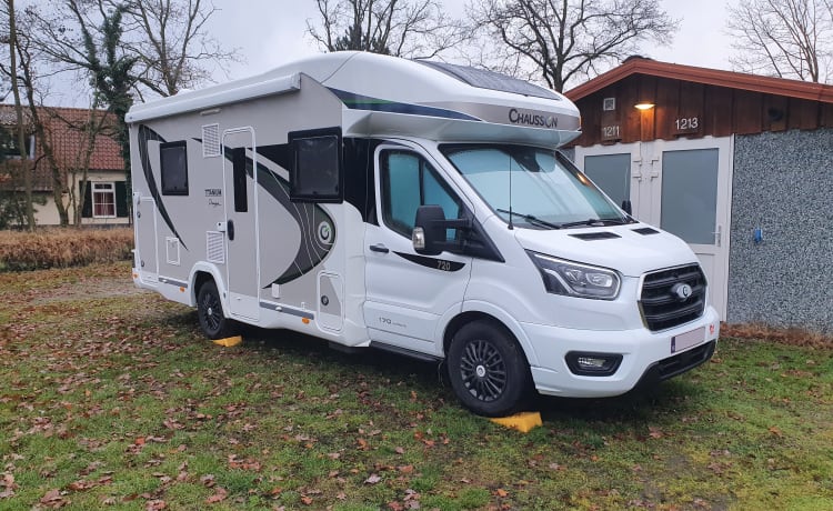 Chausson 720 Titanium Premium (separate room with bunk bed!)