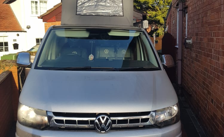 Izzy – Volkswagen Bus mit 4 Schlafplätzen aus dem Jahr 2014