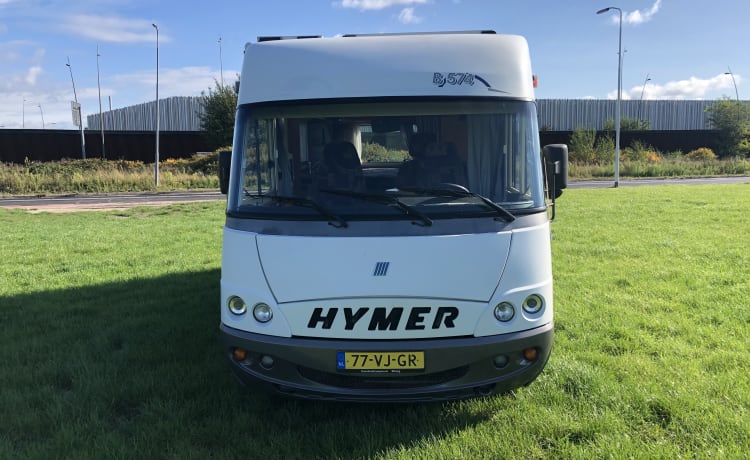 Ideal family camper Hymer B574, Airco, Fixed bed and Drop-down bed 5 pers, 2.8 Turbo