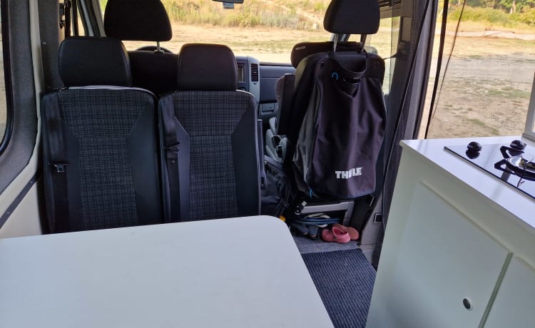 Mercedes-Benz Sprinter bus avontuurlijke familiecamper 6 personen