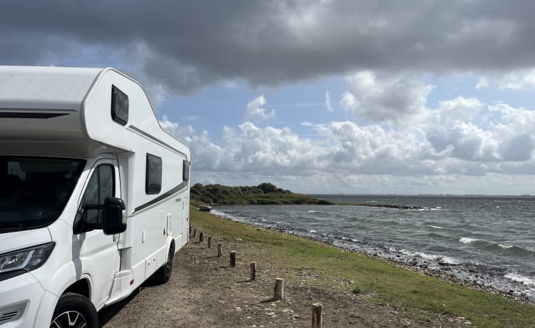 Comfortable and economical 6p motorhome with plenty of storage space (175hp)