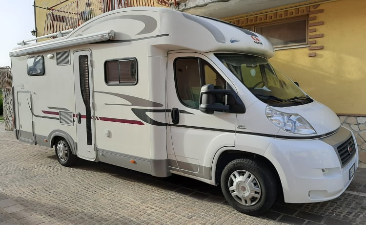 Semi-integrale camper Adria Matrix - 4 zitplaatsen