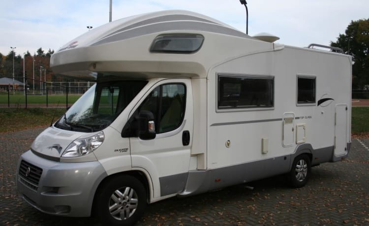 RollerTeam  – Spacious RollerTeam with many extras. Bunk bed and a large alcove. 7 seat belts