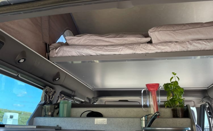 Schöner Camper mit 5 Sitz- und 4 Schlafplätzen