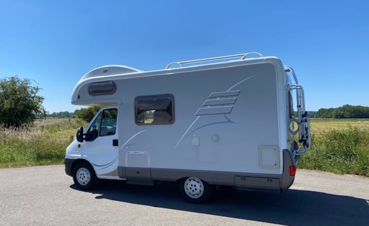 Beau camping-car familial Hymer à louer avec 6 places ceinturées