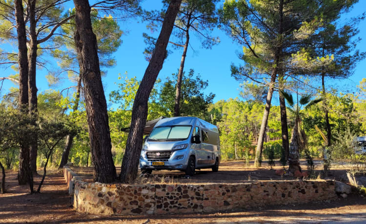 Westfalia Luxus-Abenteuerbus-Camper mit Bus-Biker