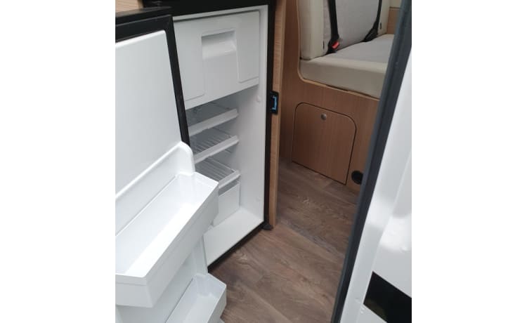 De camperbus  – New, luxurious, fully equipped camper with solar panel