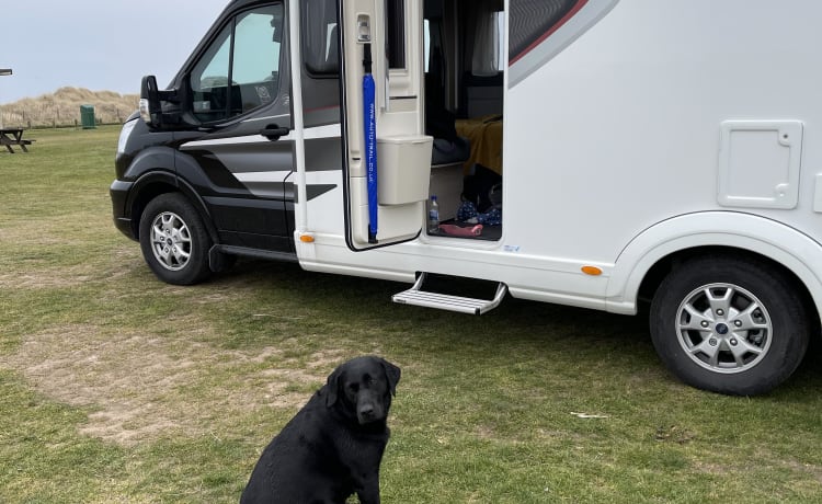 Clan Calder Motorhome – Luxe Autotrail Automatic met 4 slaapplaatsen