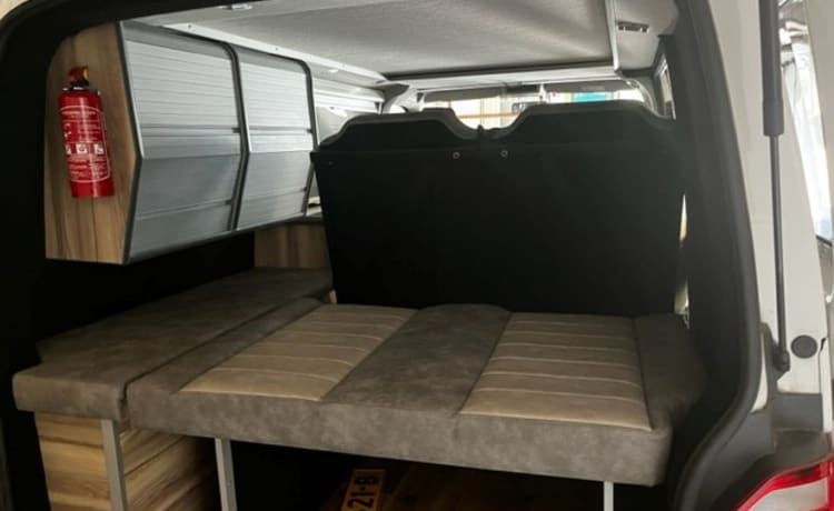 4p Volkswagen campervan uit 2017