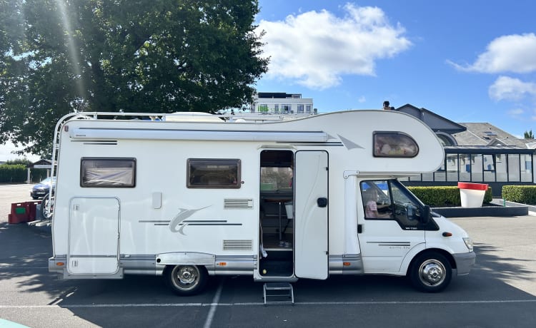 Bobby – Aventures familiales sur roues : camping-car Ford Elnagh pour 4 à 6 personnes