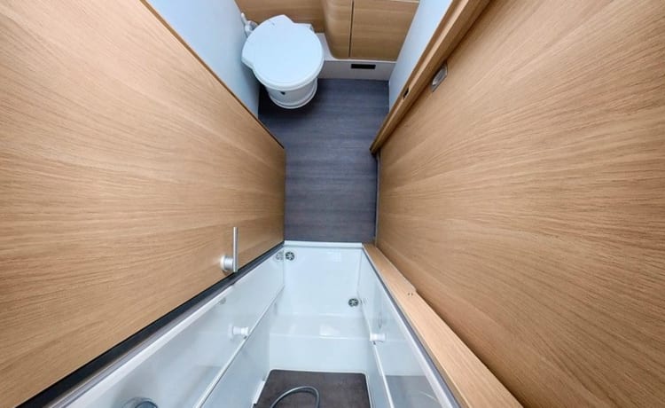 Coral suite on wheels – Luxe 2 persoons Adria Coral 650DL automaat semi-integrated uit 2022