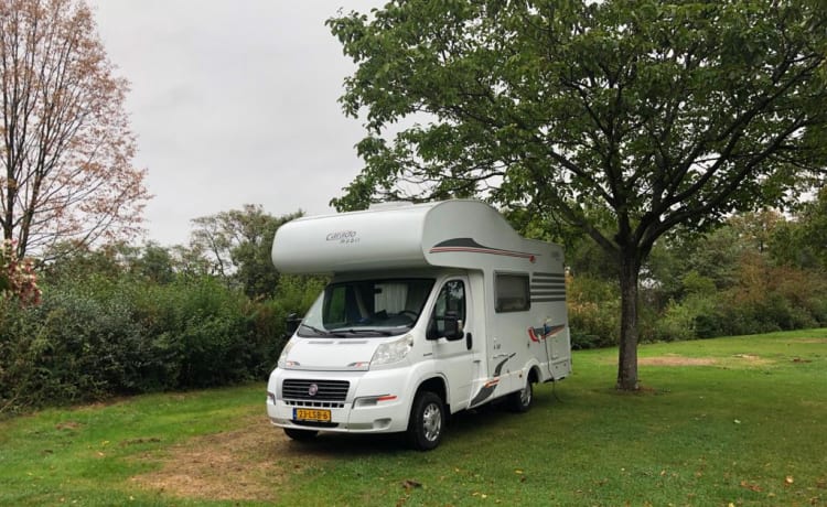 Beautiful 4 pers. Carado Alcove Camper