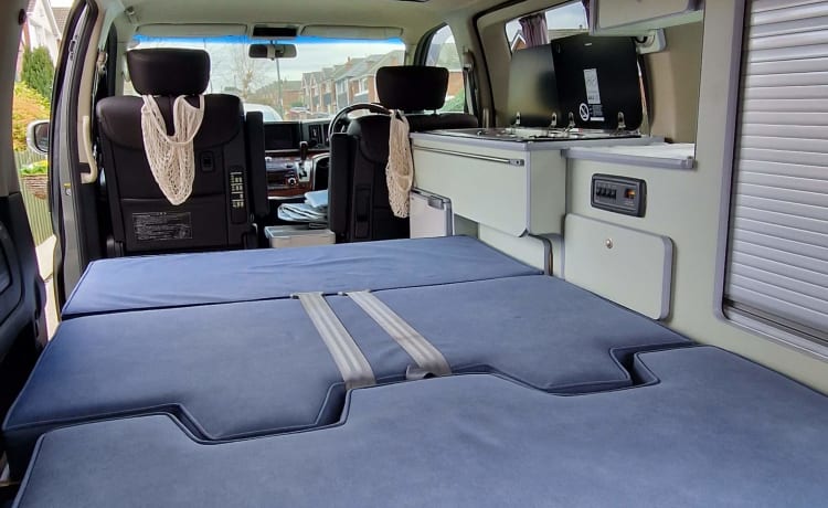 El – 2/3 slaapplaats Nissan Elgrand camper met pop-up dak