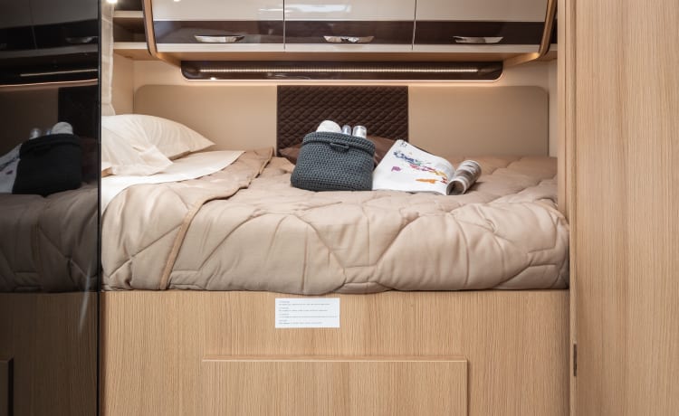 Queen Louise 2 – Nieuwe luxe 6-persoons alkoofcamper