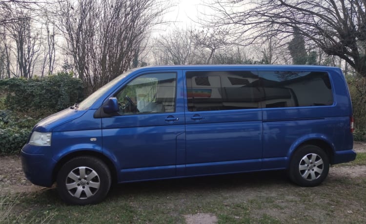 bluesky – vw t5 empattement long, libre sur la route entouré d'un ciel bleu