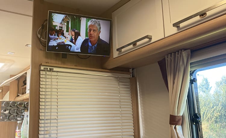 Eddie – Easy from Heathrow & C. London. Caravan park or Off-grid. Wifi included  