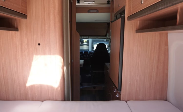 Camper bus Knaus 4p con letto trasversale e letto basculante