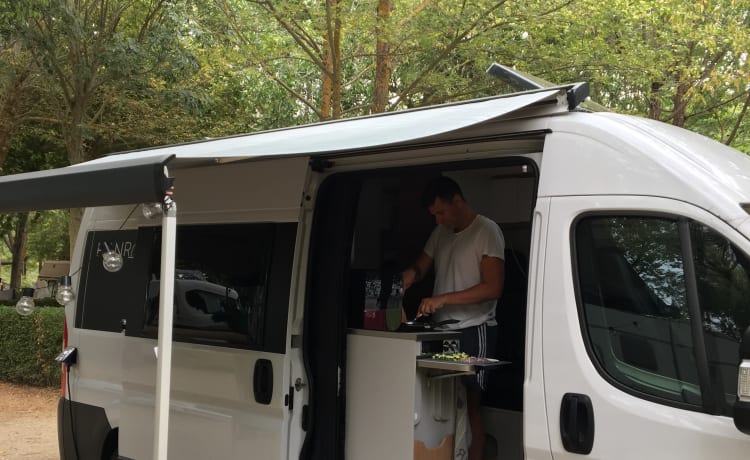 Vrijheid op wielen – Fully equipped camper with solar panel