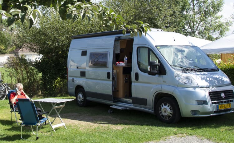 Blue Bird – Camping-car EuraMobil pour quatre personnes