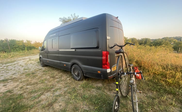 Avandra  – Avonturenbusje met garage, 4 zitplaatsen met gordel, tent en dakbed met 2 slaapplaatsen. 